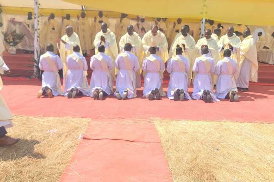 RUYIGI: LES PRETRES SONT ORDONNES NON POUR ETRE SERVIS MAIS POUR SERVIR.